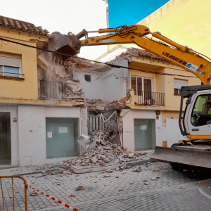 Excavadora Liebherr demoliendo un edificio